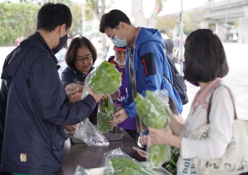 民眾參與展售會現場之食農教育醃長年菜推廣活動