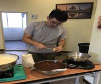 第2堂開始前老師 準備巧克力備料