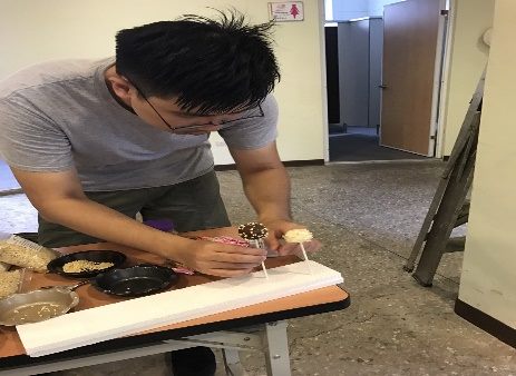 準備巧克力備料插花