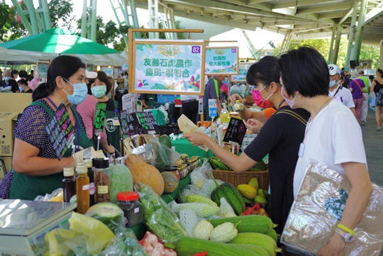 疫情趨緩後民眾紛紛回流市集採購