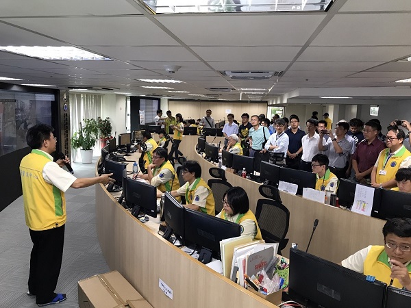 圖 2 參觀道管中心監控室