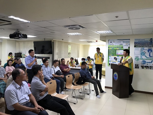 圖4 參訪現場熱烈交流討論