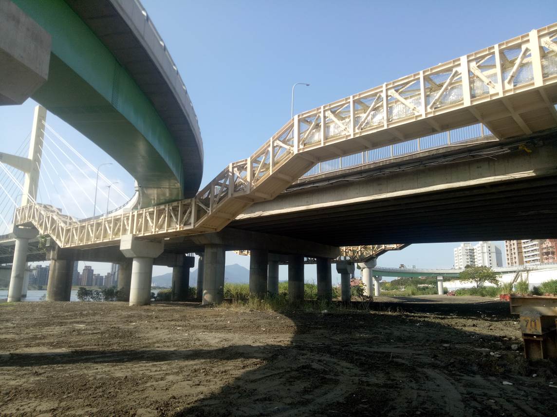 重陽橋南側新設人行鋼橋完成照片一