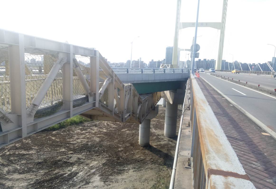 重陽橋南側新設人行鋼橋完成照片二