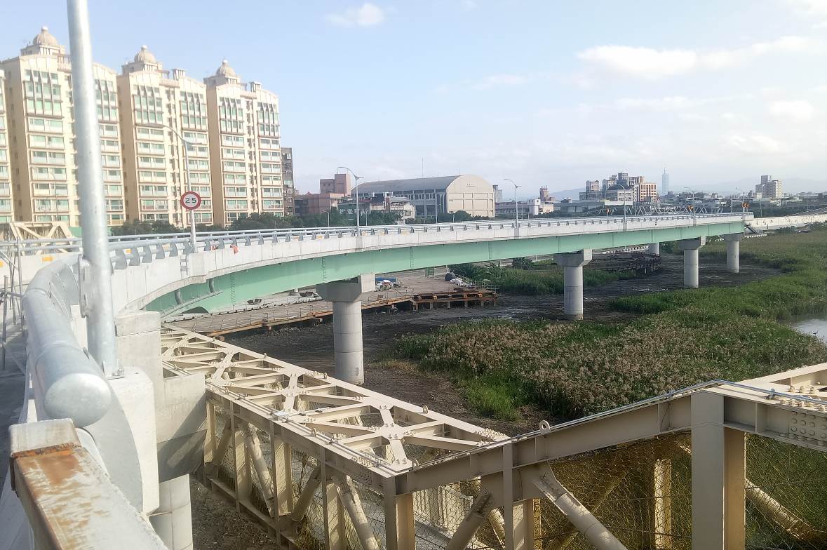 重陽橋南側新設機車引道完成照片二