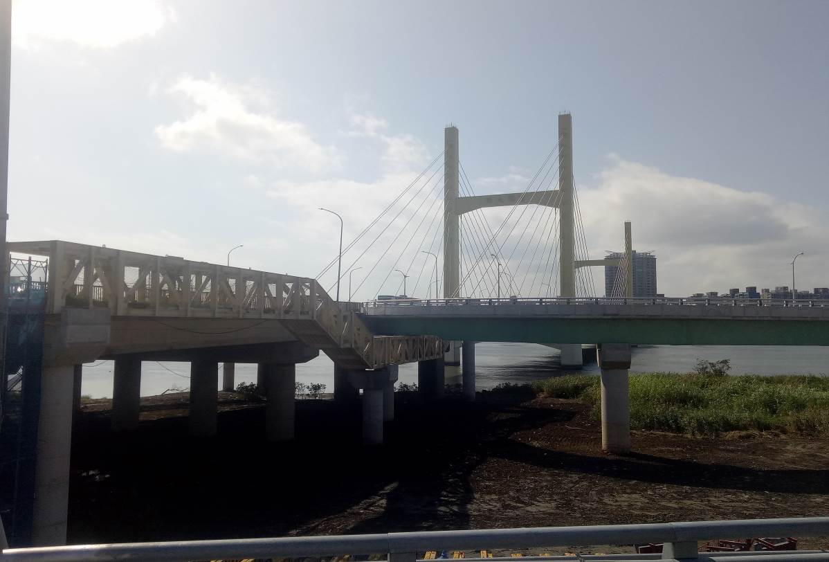 重陽橋北側新設人行鋼橋完成照片二
