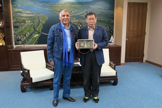 Mayor Meets with Nobel Peace Award Recipient, Stresses Importance of Dialogue  