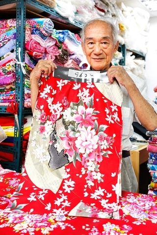 Run by Xu Wanfu, Xin Jing Mei mainly sells traditional floral fabrics, and knows its customers’ desires very well. (Photo: Yang Zhi-ren)