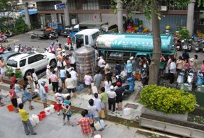 A long waiting line at water station during the drought period at Taipei in 2002.