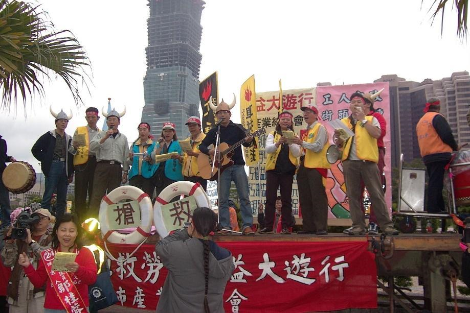 2002年臺北市長選舉前夕，停管工會參加北市產總舉辦「搶救勞工權益大遊行」，許多停管員熱烈響應。