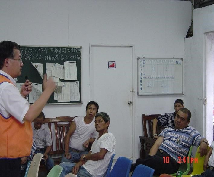 小組座談，蔣萬金向會員說明工會反外包政策與活動。