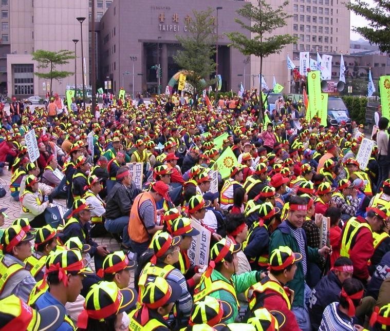 2002年11月17日，由北市產總主辦之「搶救勞工權益大遊行」，本會動員近2,000名會員走上街頭，場面壯觀從市議會蔓延到市政府。