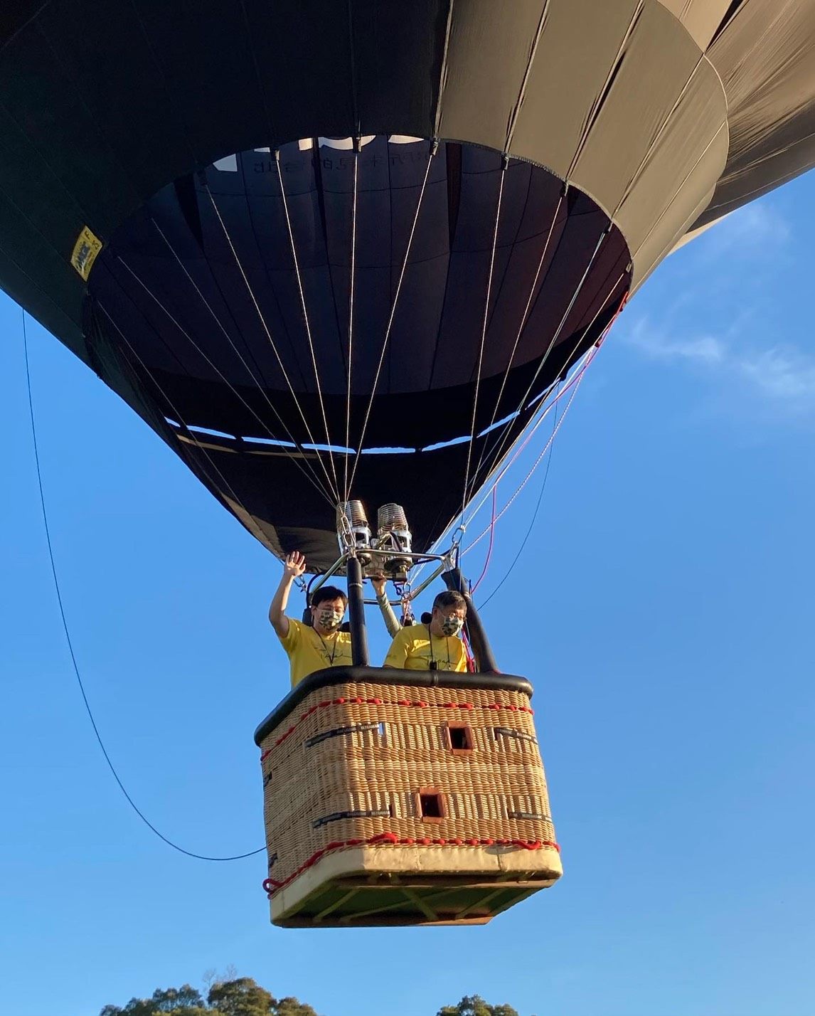 臺北市長柯文哲帶領觀光傳播局長劉奕霆率先搭乘超萌的熊讚3D造型熱氣球飛向天空