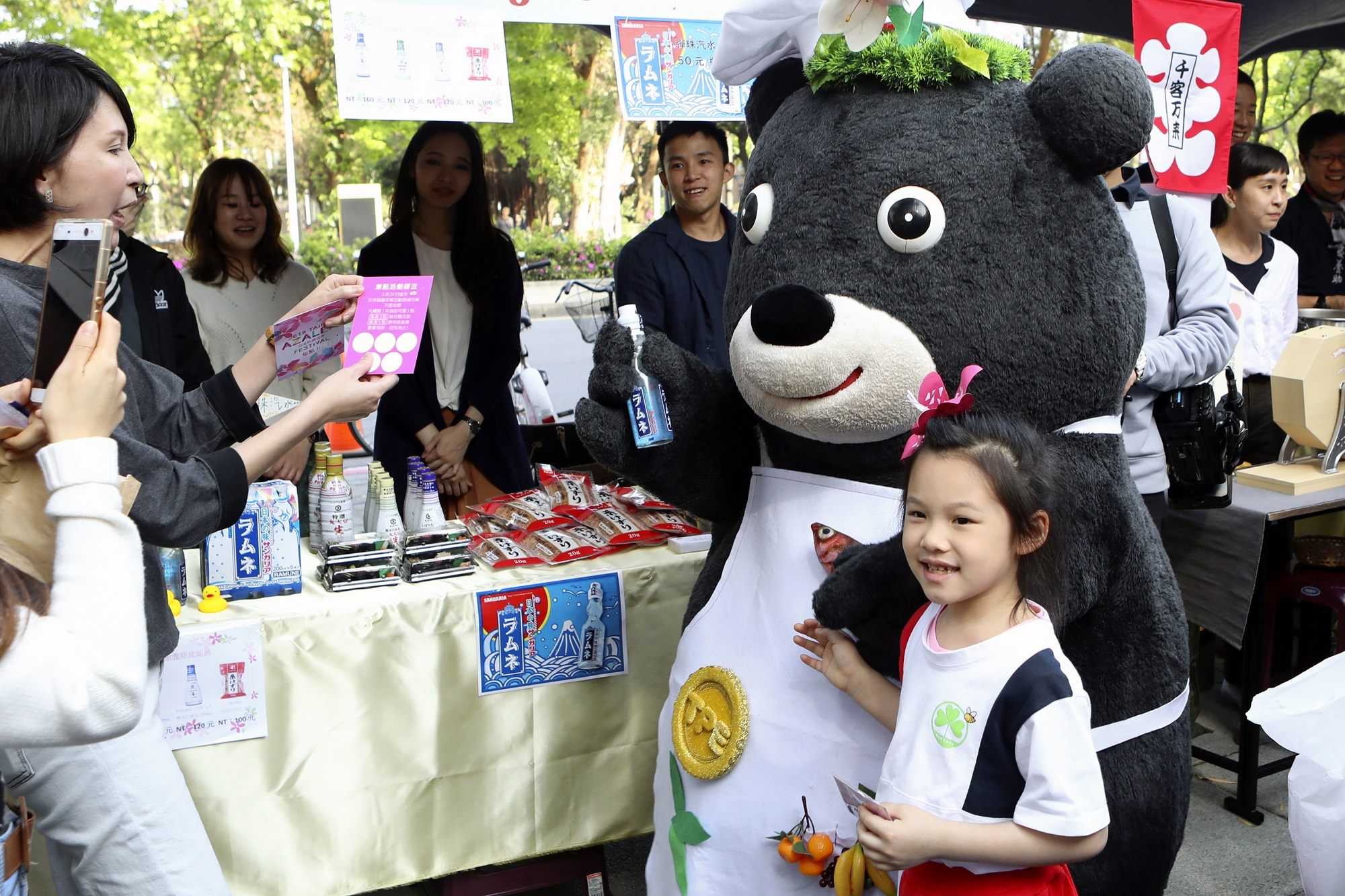 台北最有人气的吉祥物熊赞快闪现身幸福嘉年华活动，化身厨师带小朋友逛市集。