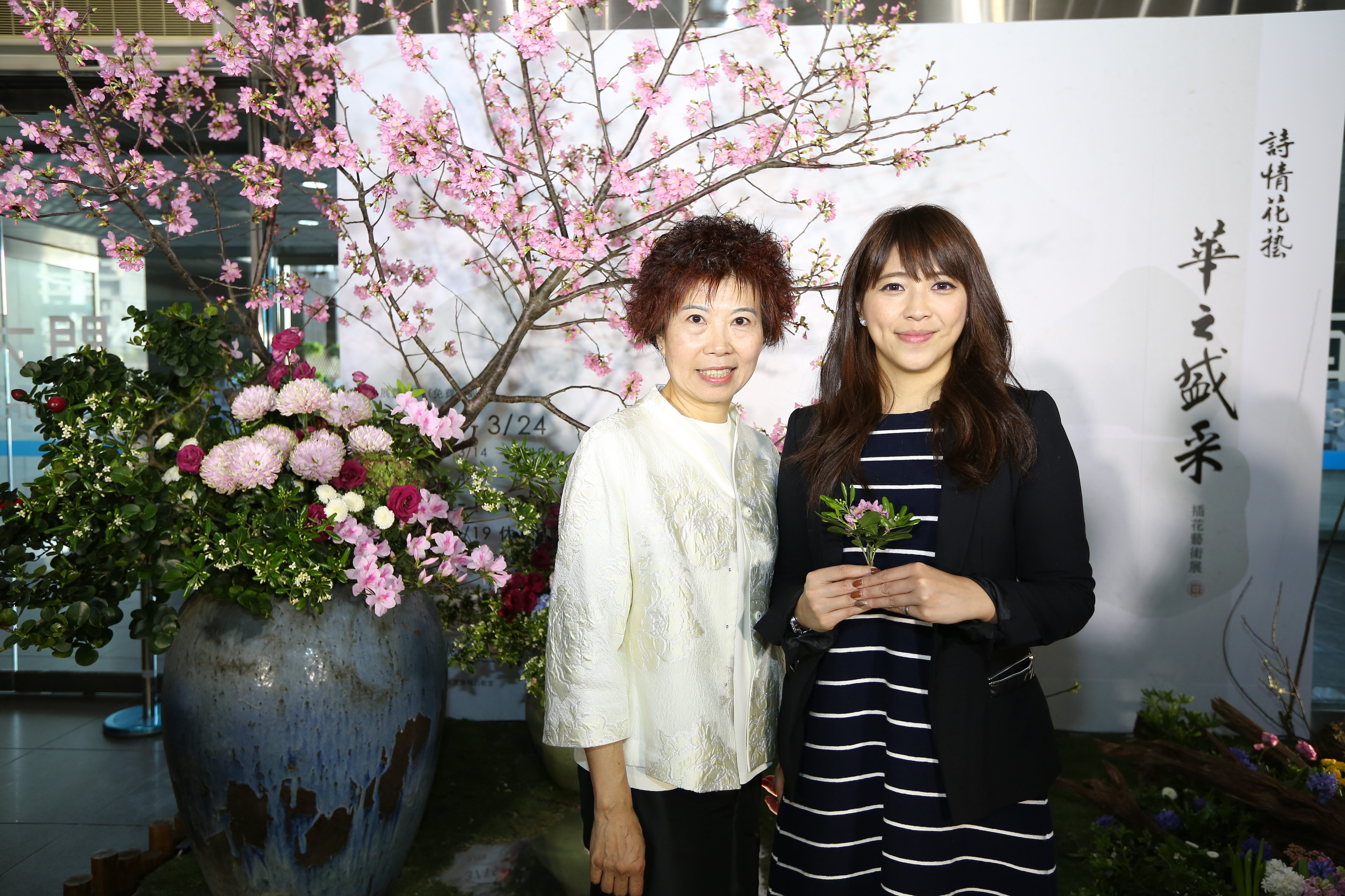 观传局长陈思宇(右)感谢中华花艺王爱珠老师的花艺作品为市府大厅带来春天气息。