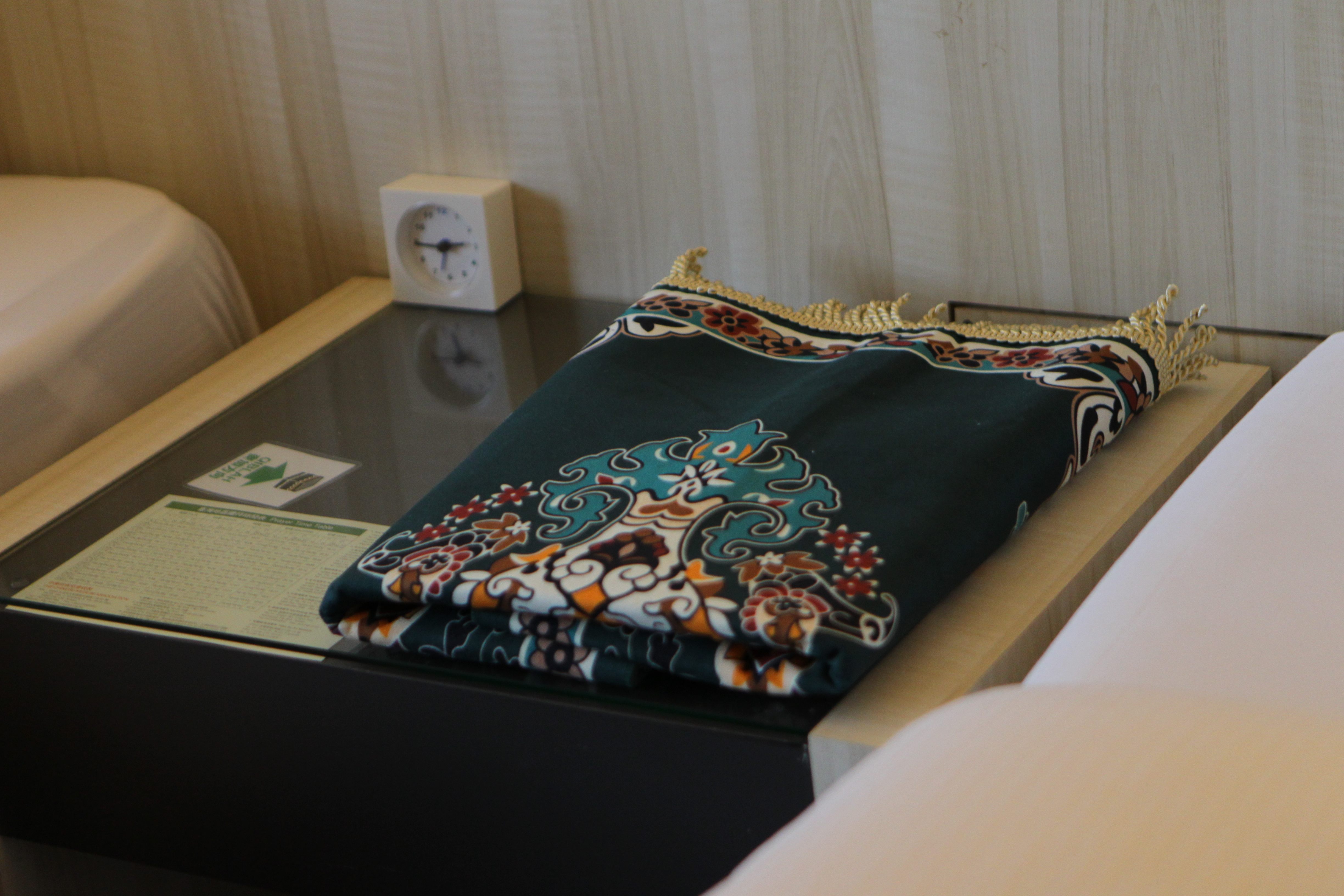 旅館客房祈禱毯、麥加方位標示。