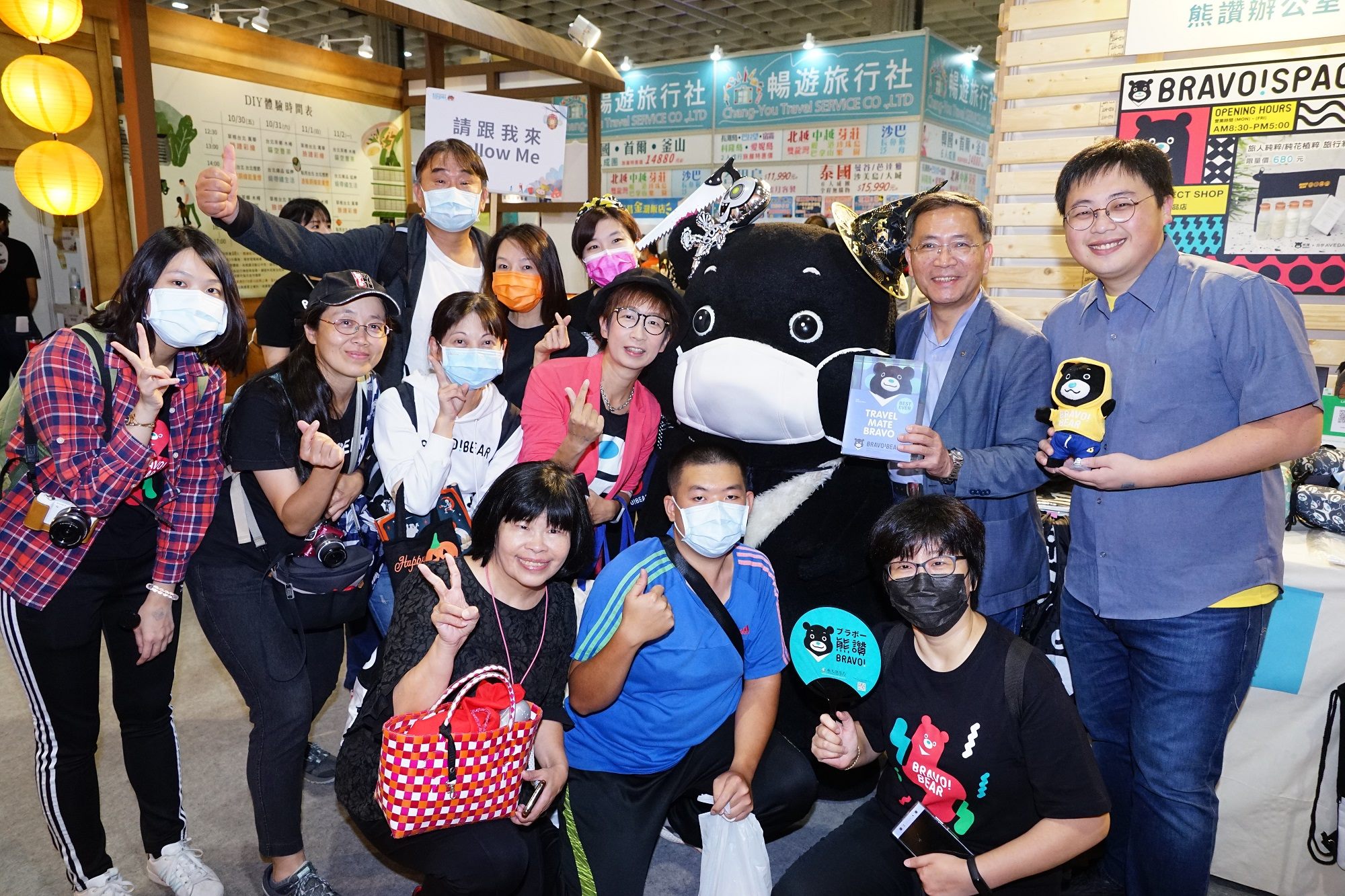 熱情的熊讚粉絲特別前來臺北館熊讚辦公室專區搶購周邊商品。