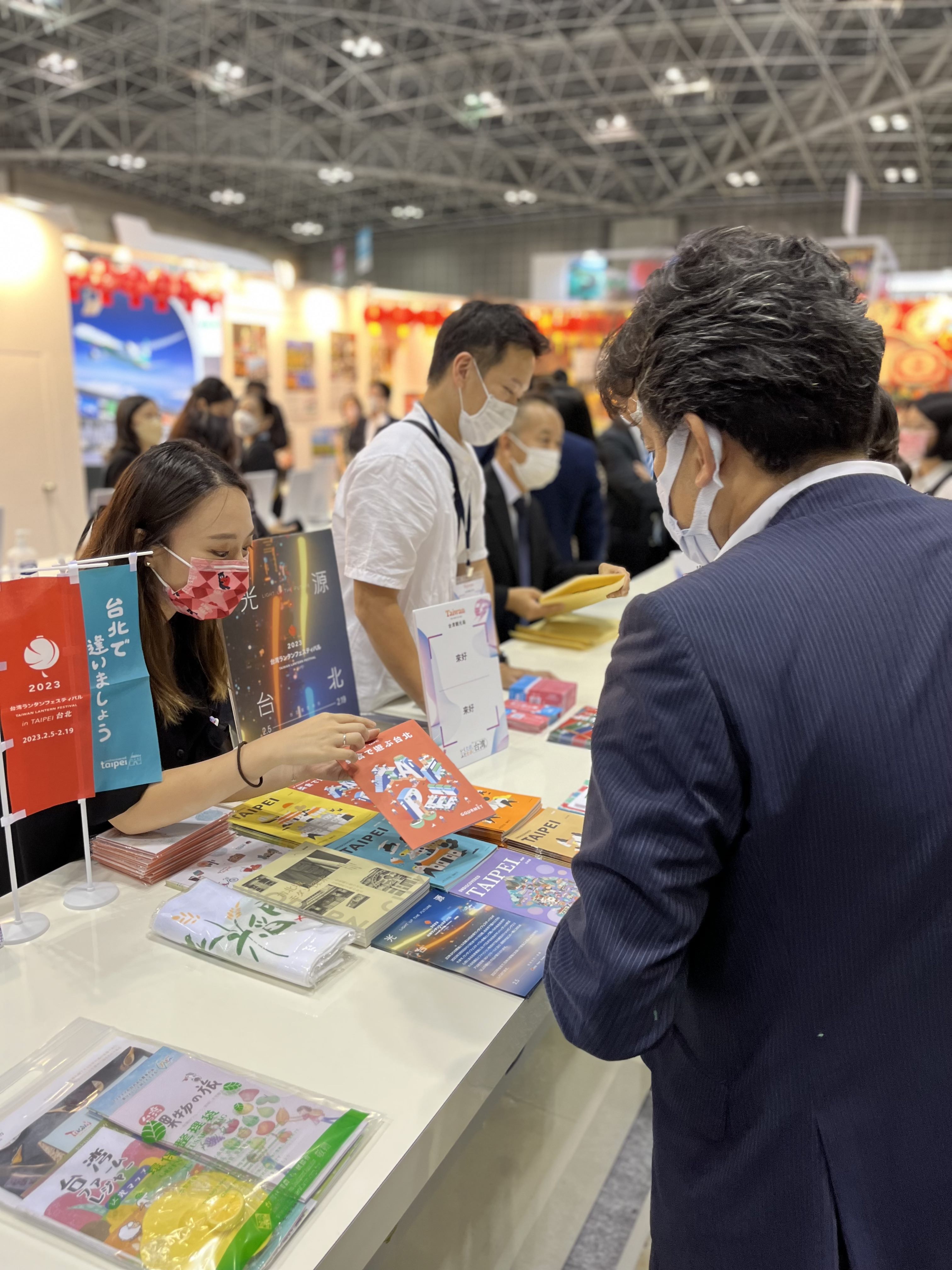 日本旅展臺北市攤位吸引許多業者及民眾主動詢問最新旅遊資訊