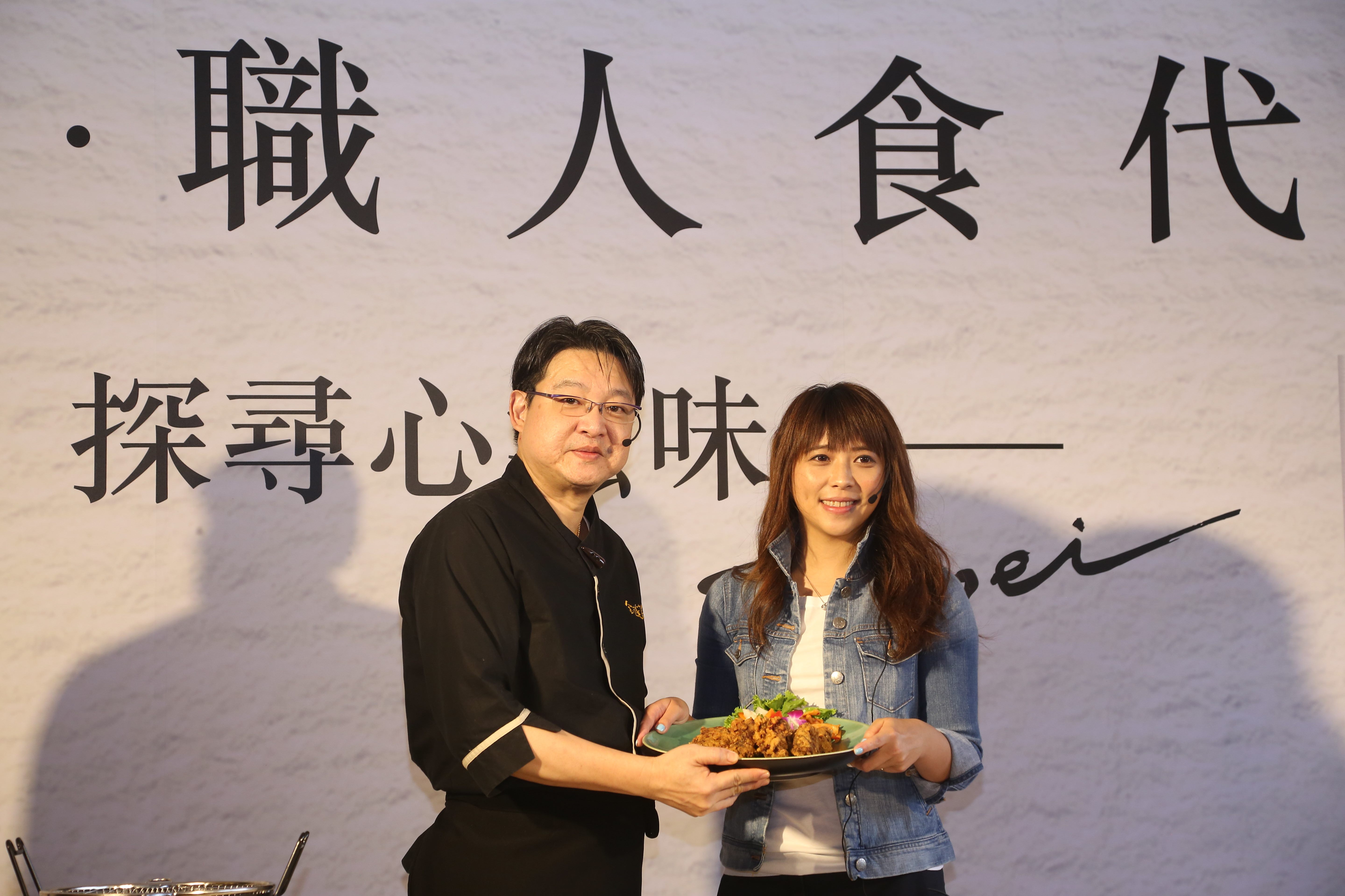 台北市观光传播局局长陈思宇（右）与金蓬莱遵古台菜主厨陈博璿展示招牌排骨酥。