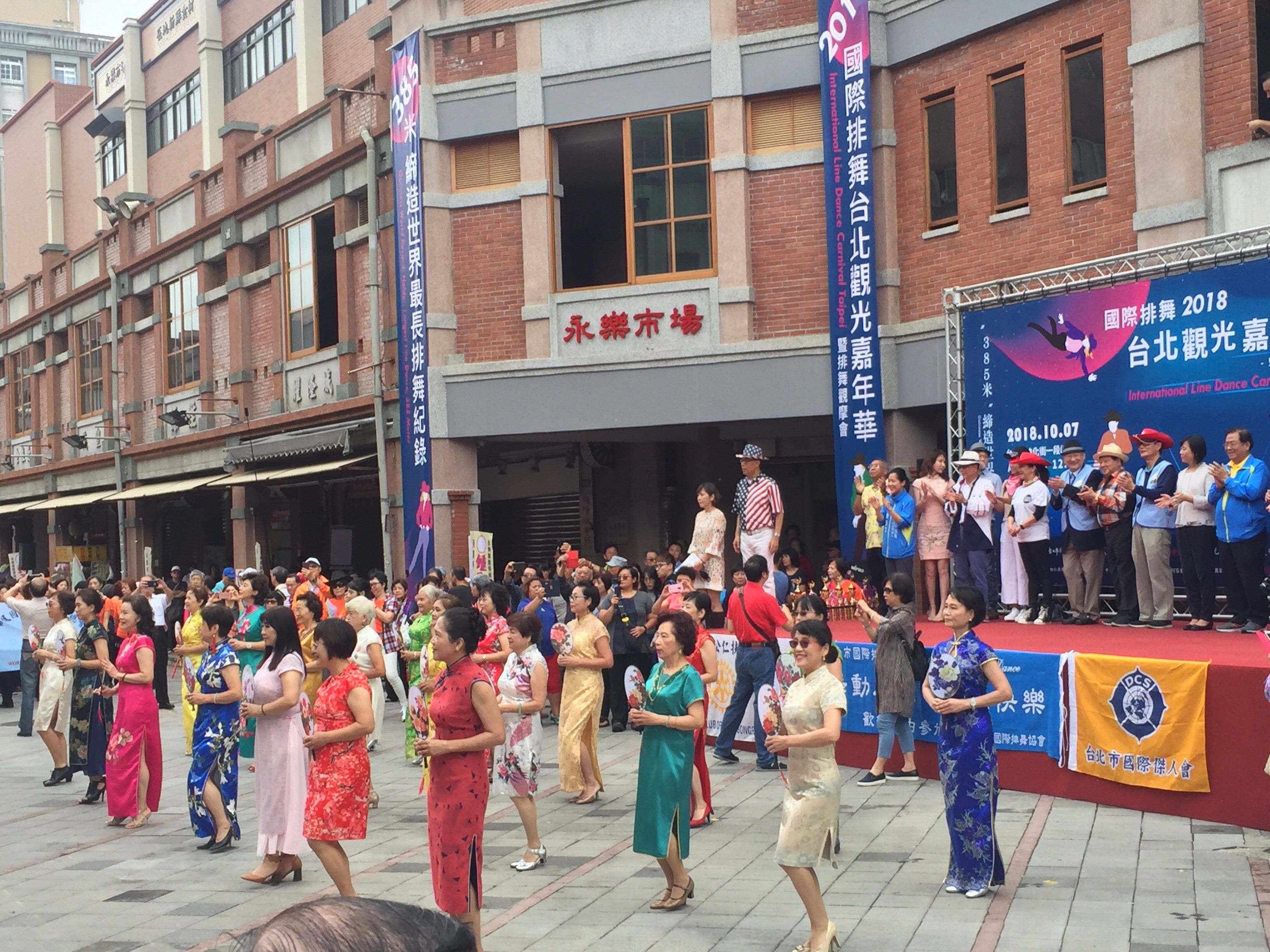 国色天香旗袍队优雅出场，婀娜多姿的舞步，替大稻埕老街再现1920旧城风华。