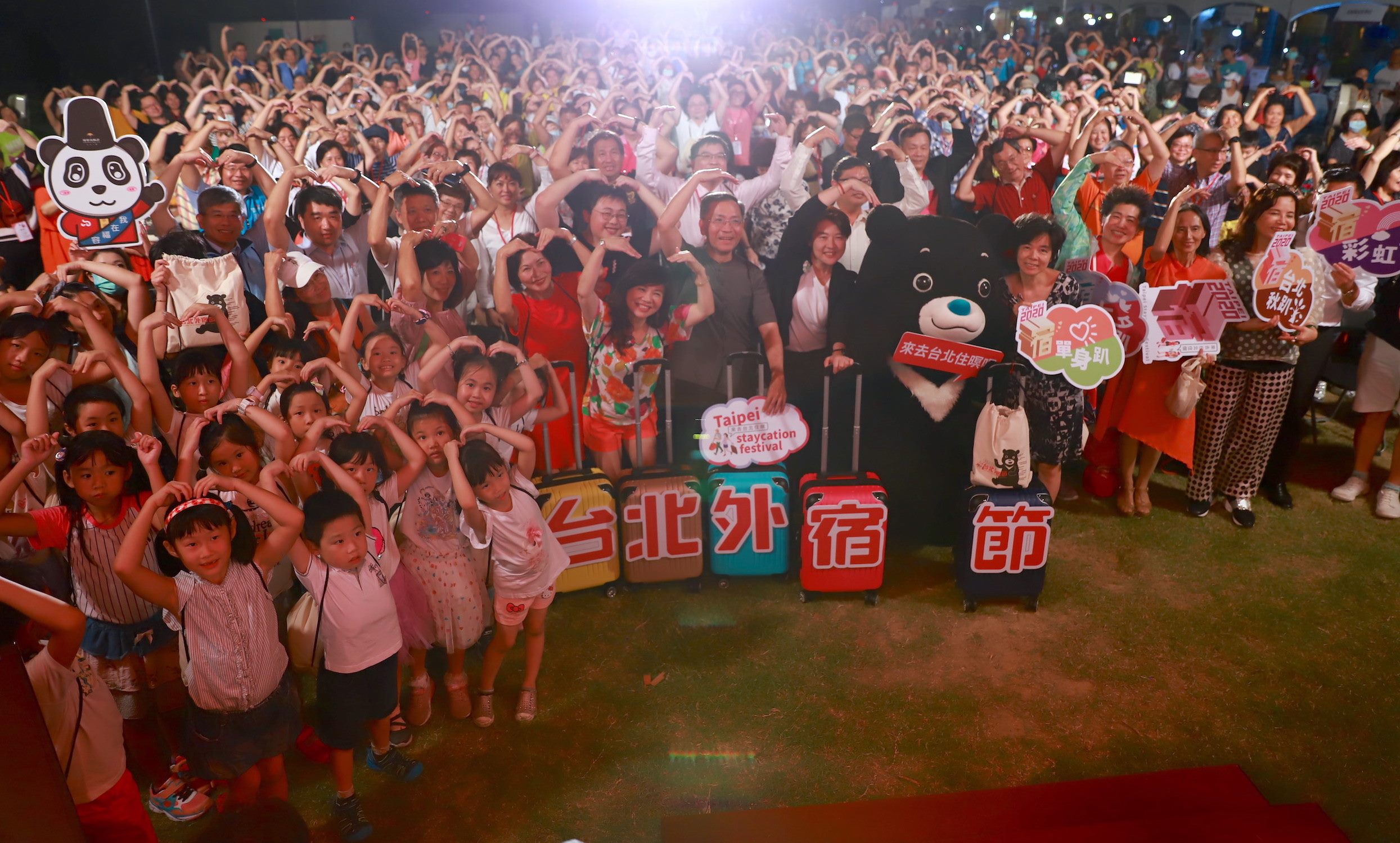 台北外宿節首場活動以七夕音樂趴為主題，現場超過百對情侶共襄盛舉。