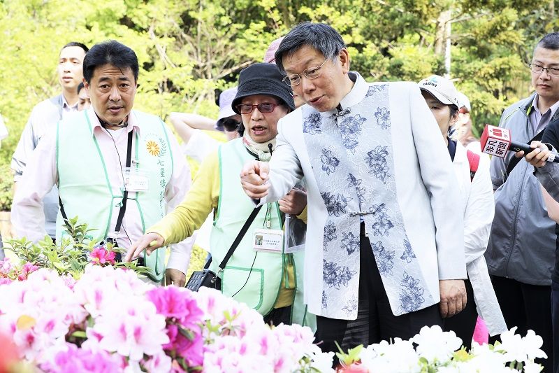 臺北市政府公園處人員向柯文哲市長(右)介紹大安森林公園的杜鵑花品種與盛開情形。