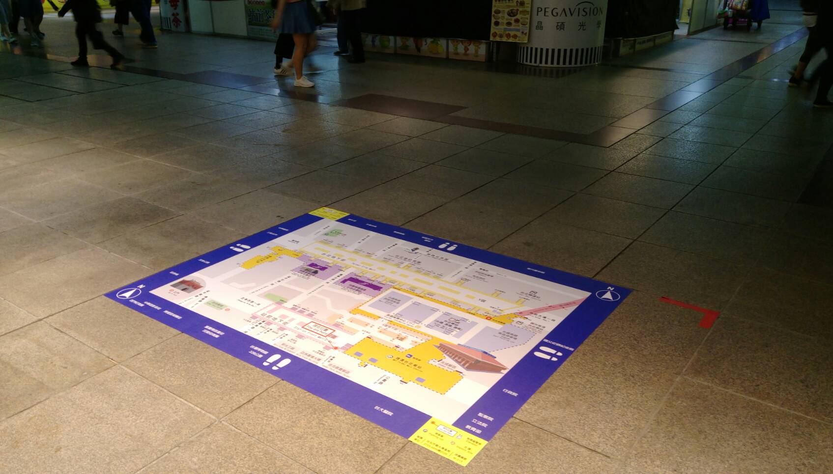 今天早上台北车站邻近几个地下街已张贴地贴式地图