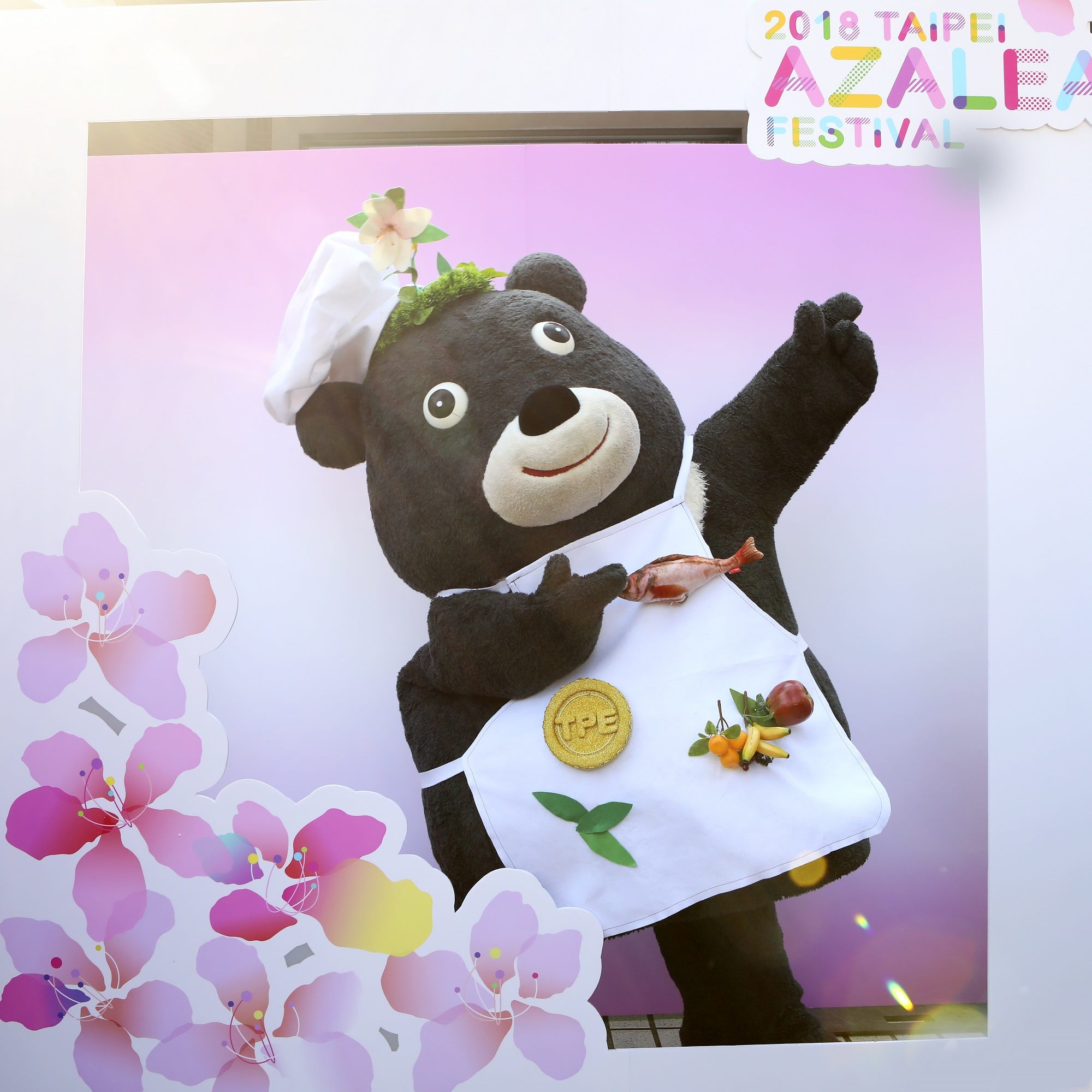 熊讚以廚師造型出現在臺北杜鵑花季「幸福嘉年華」活動，還教大家如何在蕭青陽設計的主視覺漂亮背板前拍照打卡。