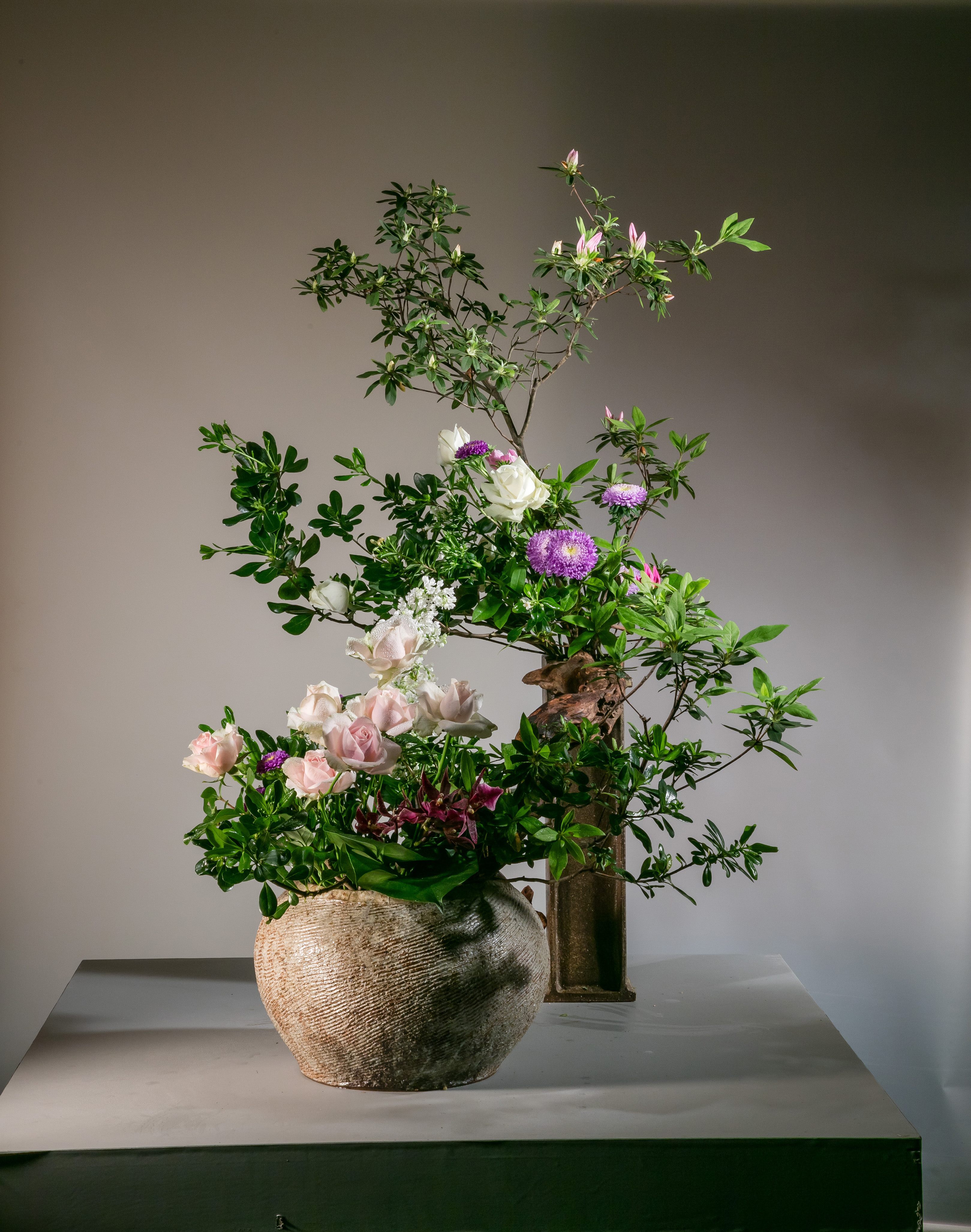 「华之盛采」特展中代表春天的作品，运用杜鹃花、油柑、玫瑰等花卉展现春天温柔的气息。