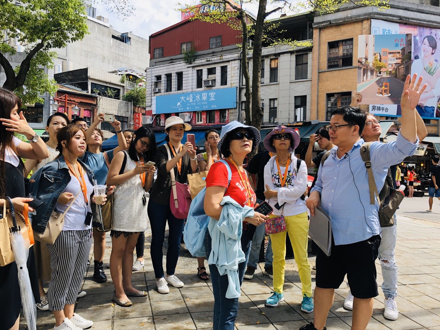 《台北畫刊》粉絲們跟著台北城市散步創辦人邱翊沿迪化街一段漫步，聆聽大稻埕在地歷史。