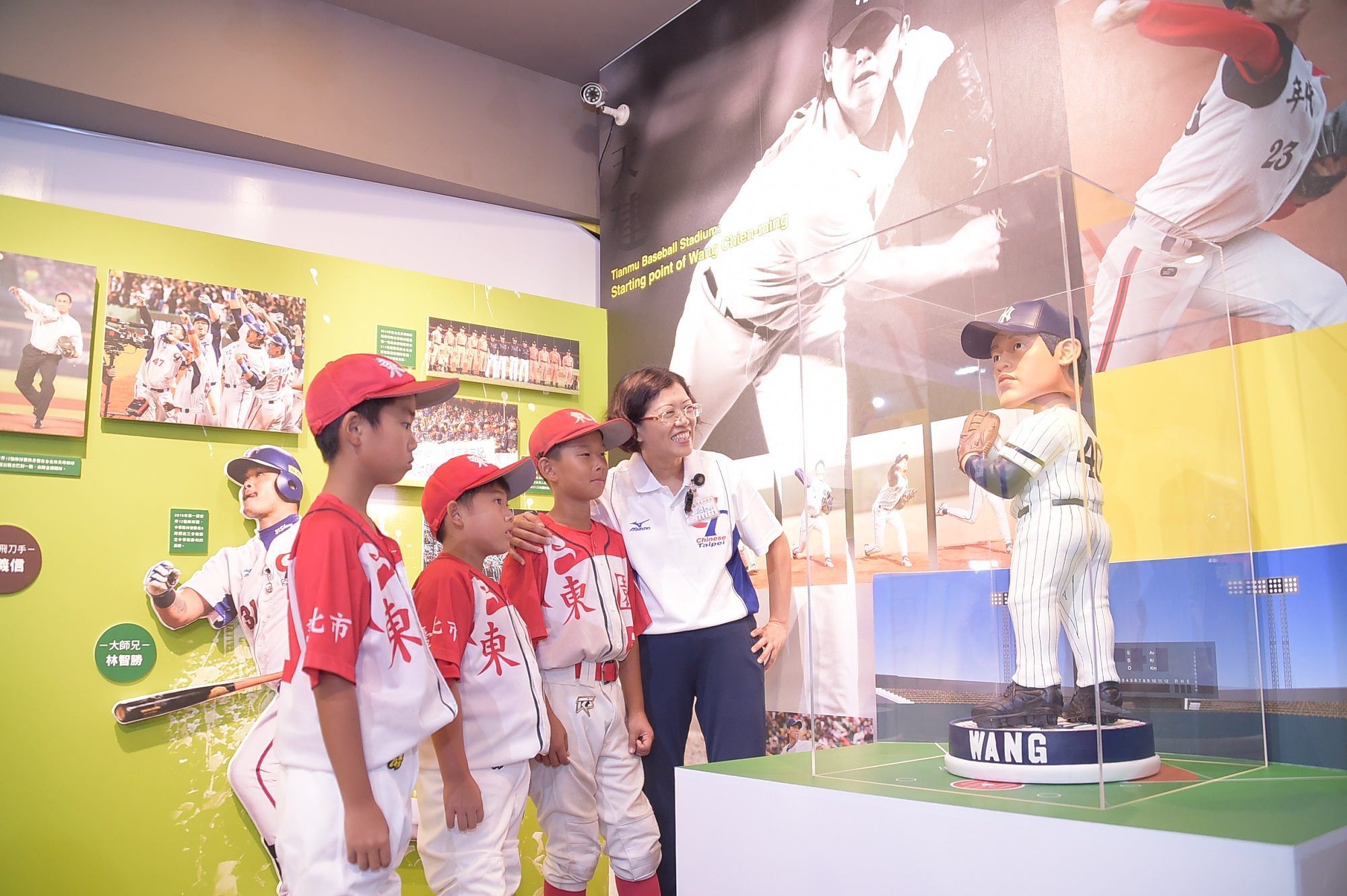 特展呈现台北的棒球荣光，北市东园国小校长陈毓卿(右1)带领该校棒球队前来观展。