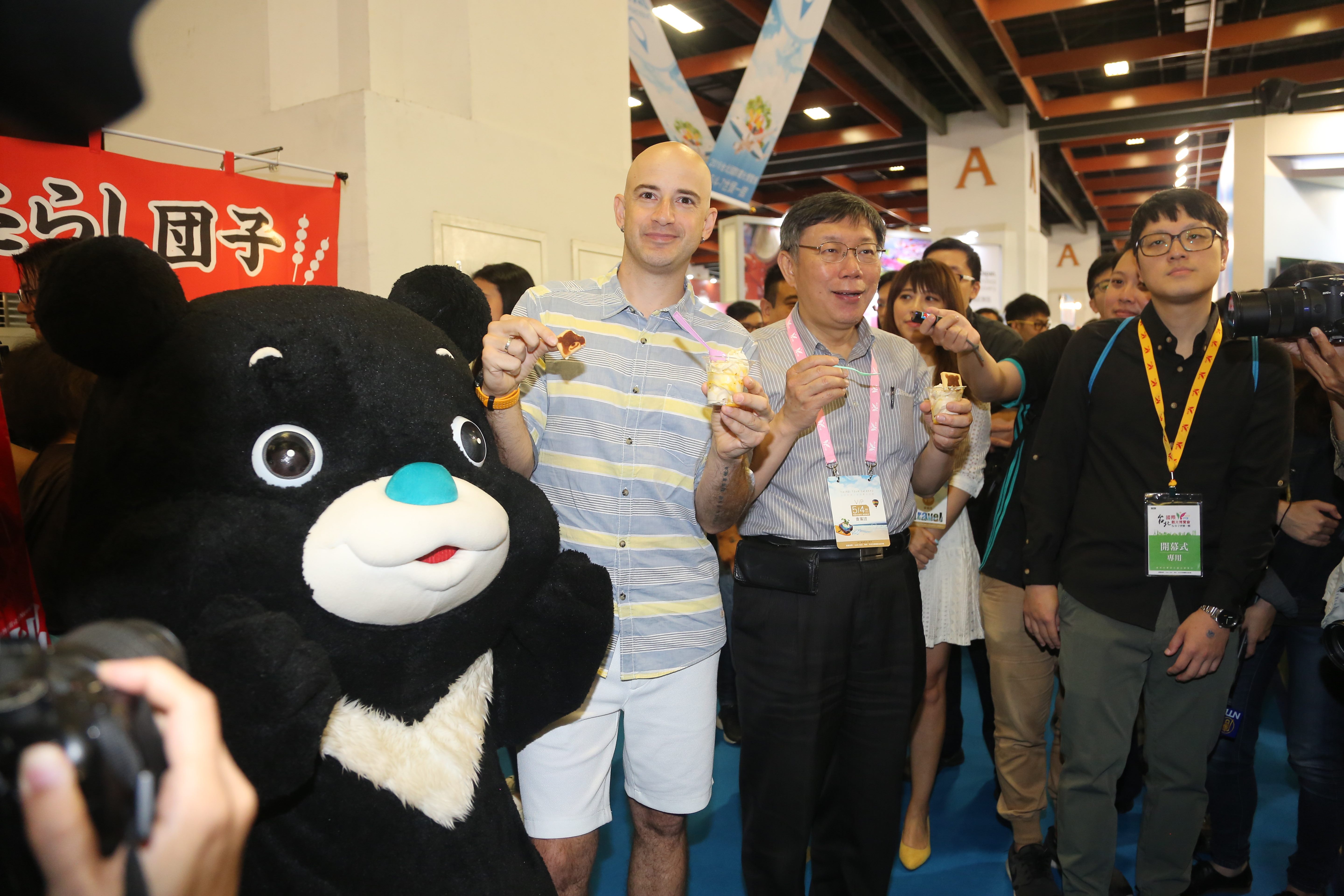 市長柯文哲和吳鳳一起大啖熊讚限定版冰淇淋