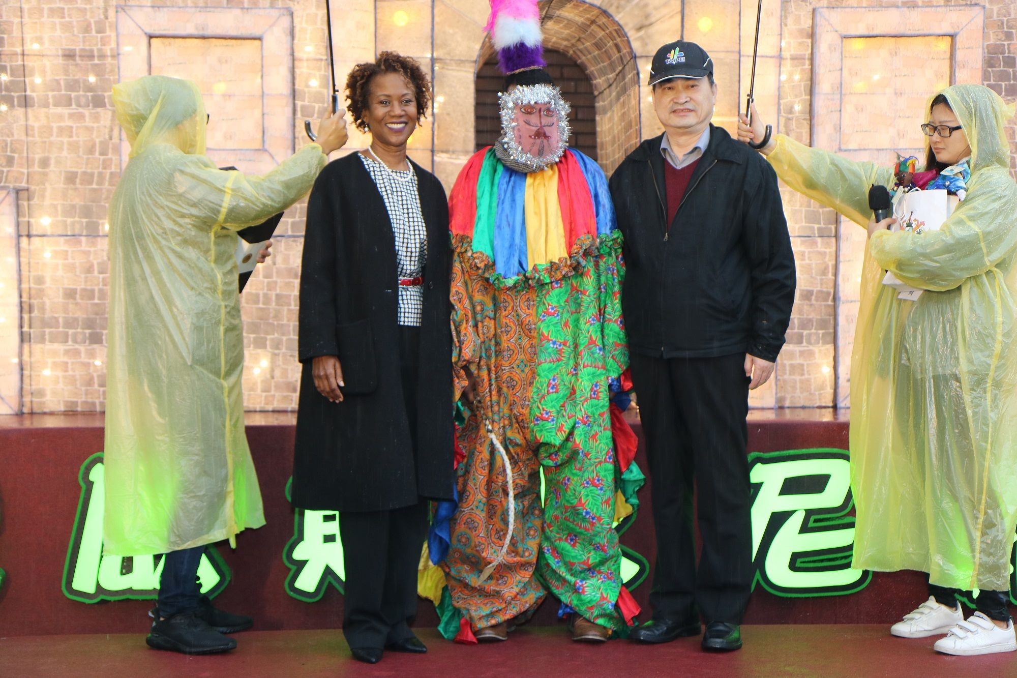 聖國學生著傳統聖國服飾與大使、鄧副市長合影
