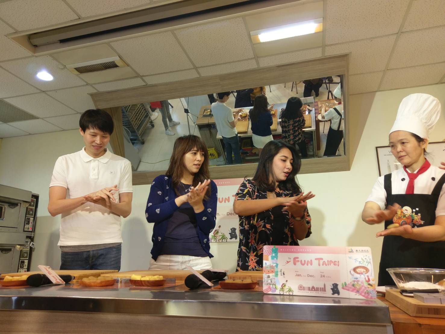 為了解臺北糕餅文化與百年糕餅老店故事郭元益特別安排奇拉娜親自製作熊讚鳳梨酥。