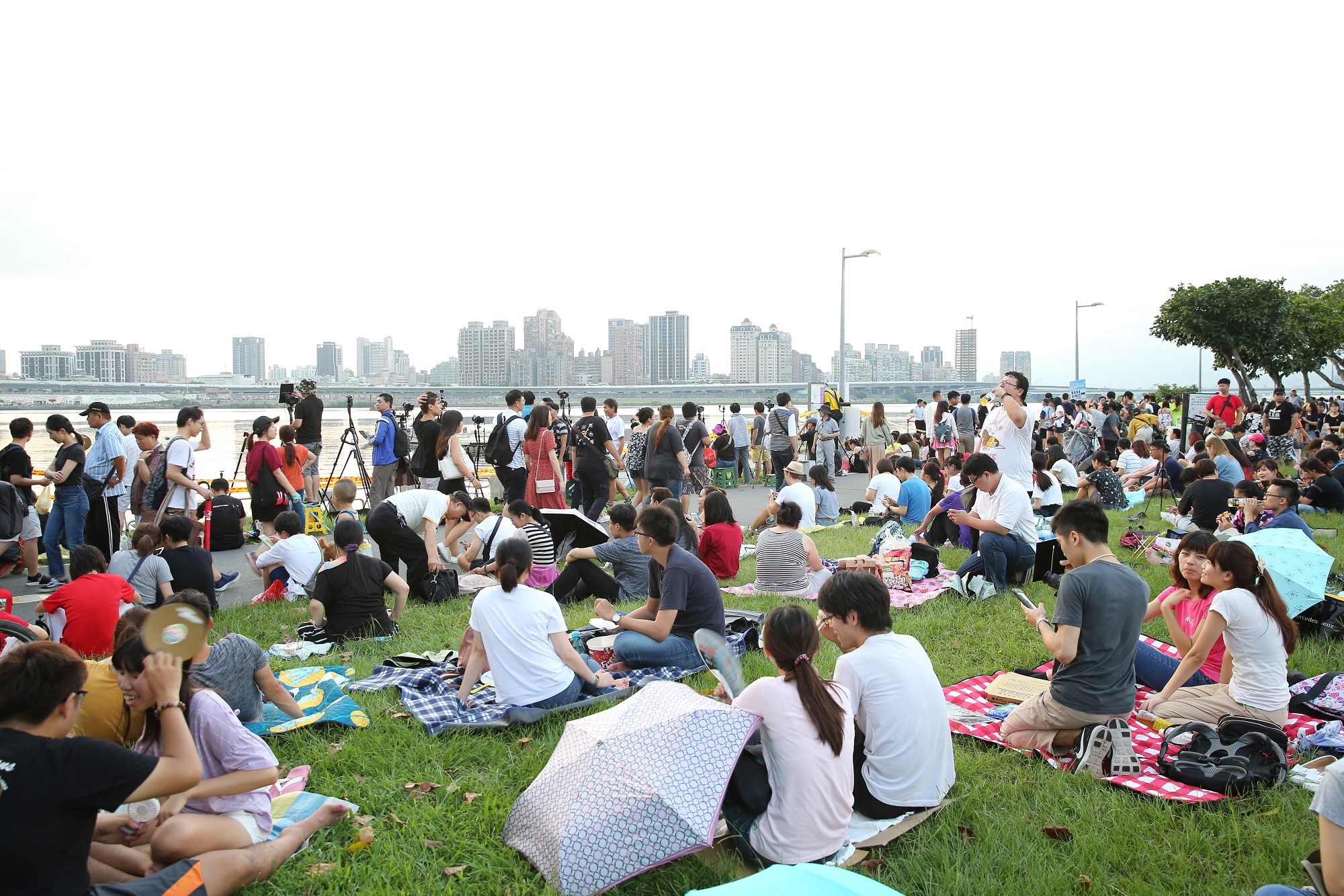 台北市觀光傳播局舉辦台北河岸音樂季，吸引許多民眾到河岸享受悠閒夏日時光。