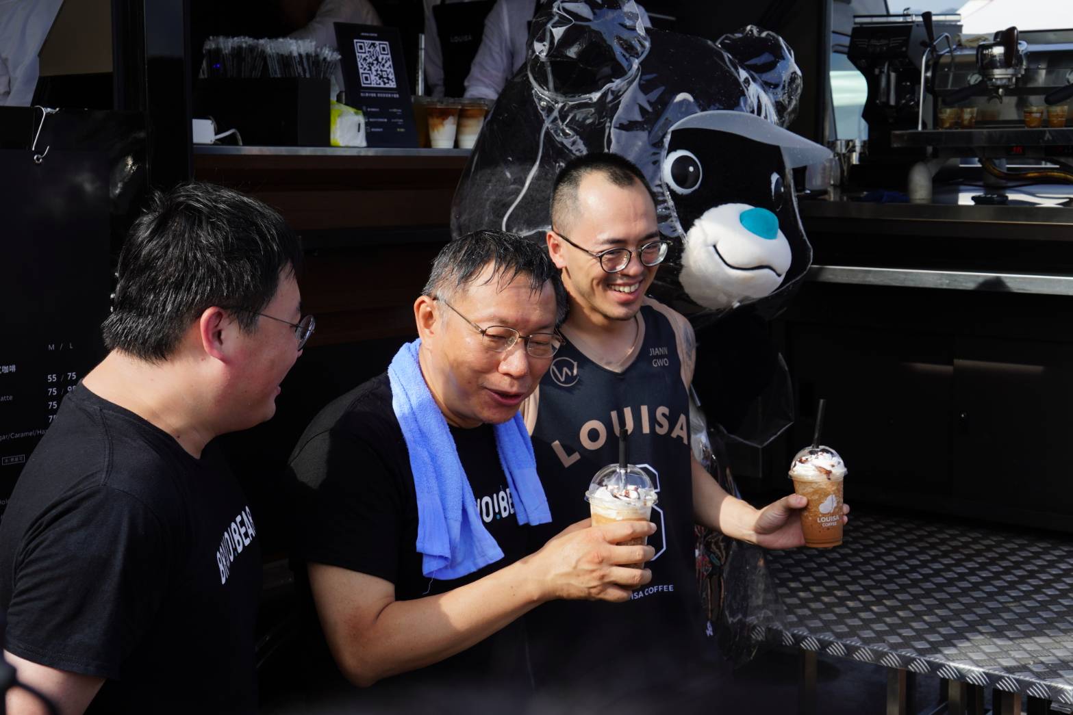 台北市長柯文哲品嚐現調冰咖啡消暑氣。