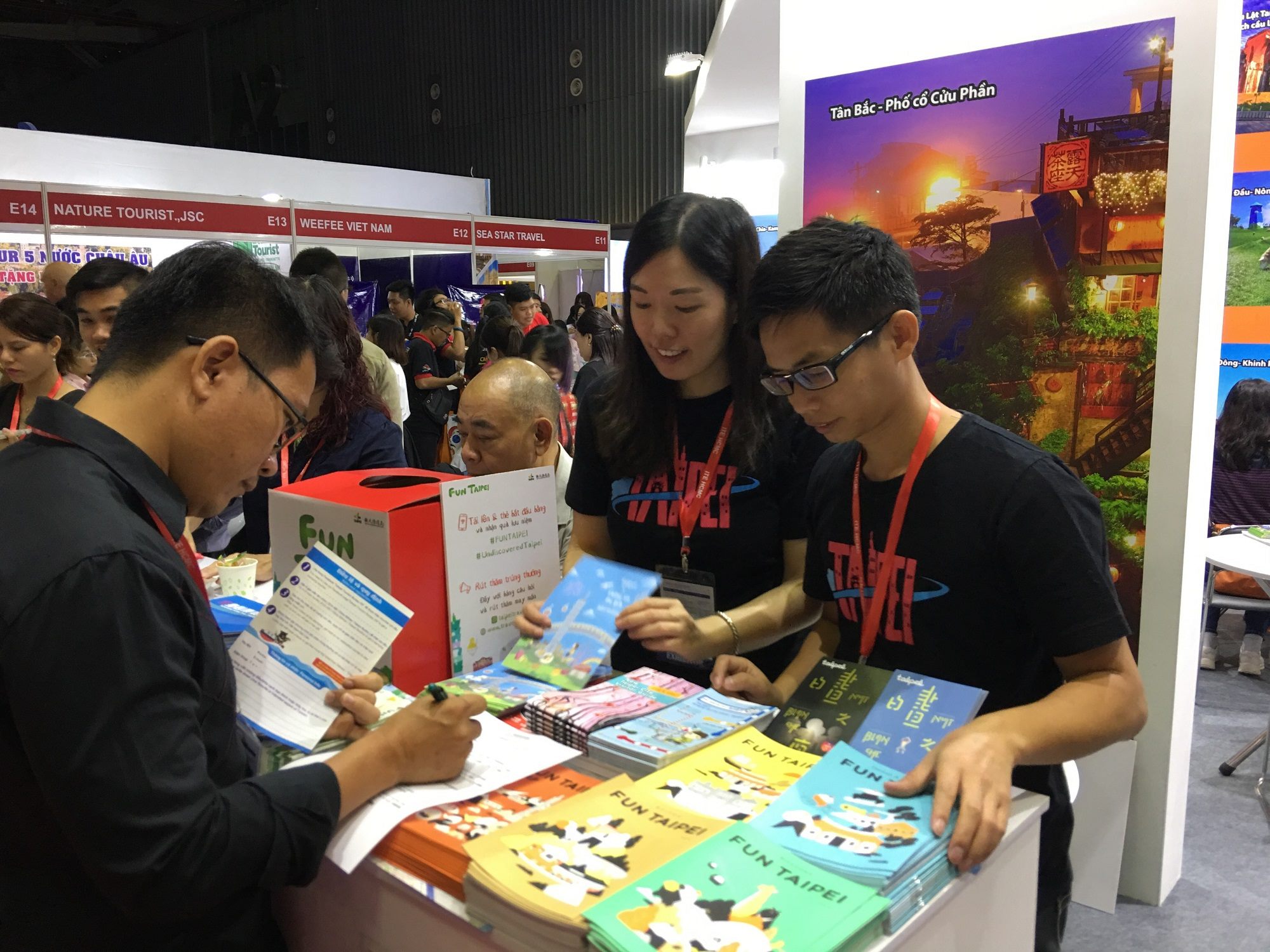 台北市政府以越南文、英文及中文版等各种语言版之地图及文宣品，在旅展会场中向当地旅游业者及民众推荐FUN_TAIPEI。