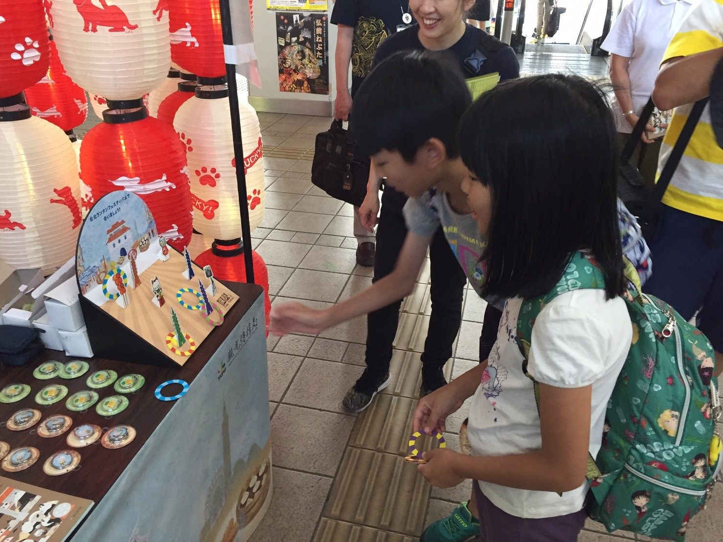 觀光客開心參與臺北夜市套圈圈遊戲，喜獲臺北紀念品。