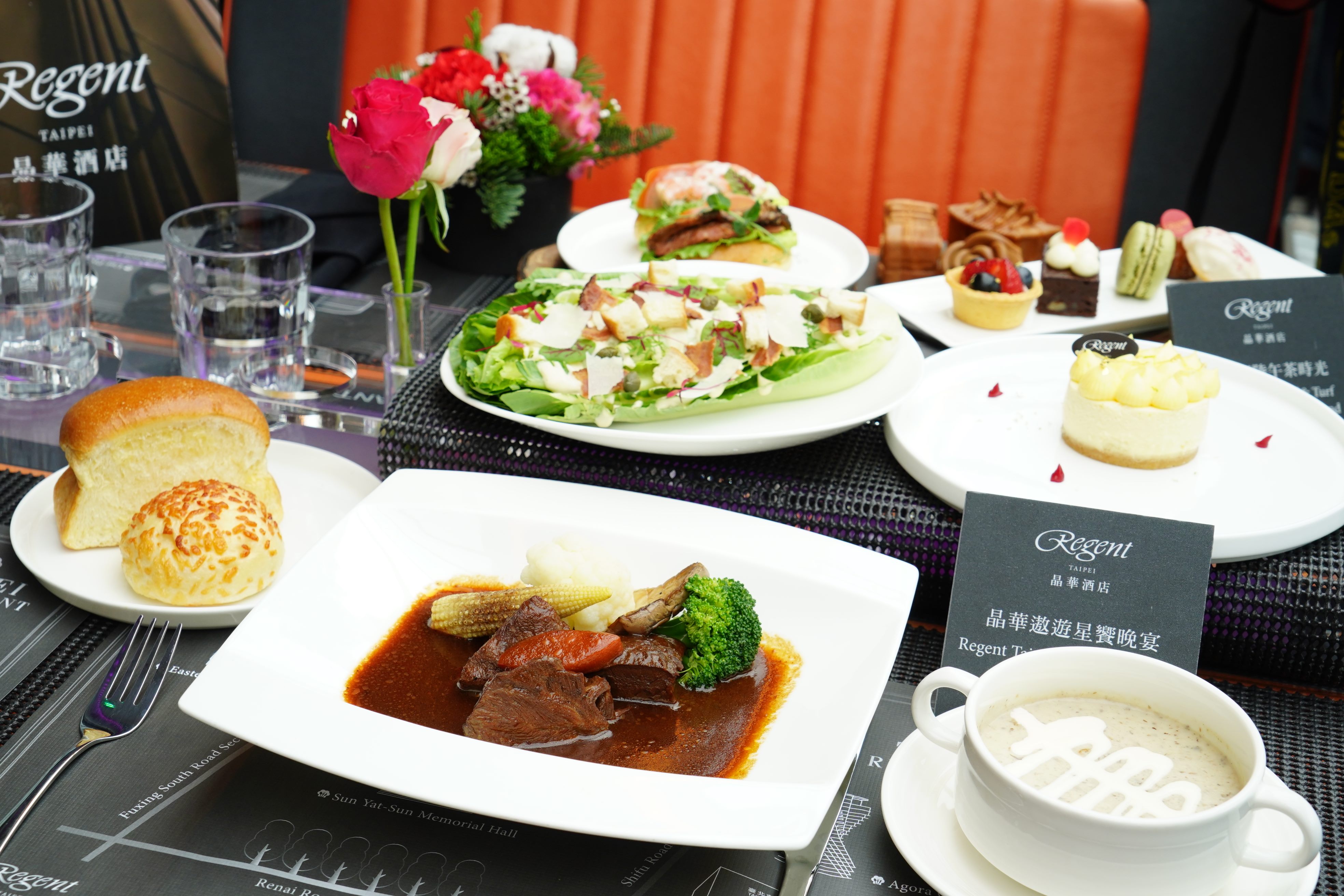 台北晶華酒店配合臺北雙層餐車推出「紅酒慢燉和牛頰」、經典奶油蘑菇湯等夢幻隱藏料理作為晚餐菜色。
