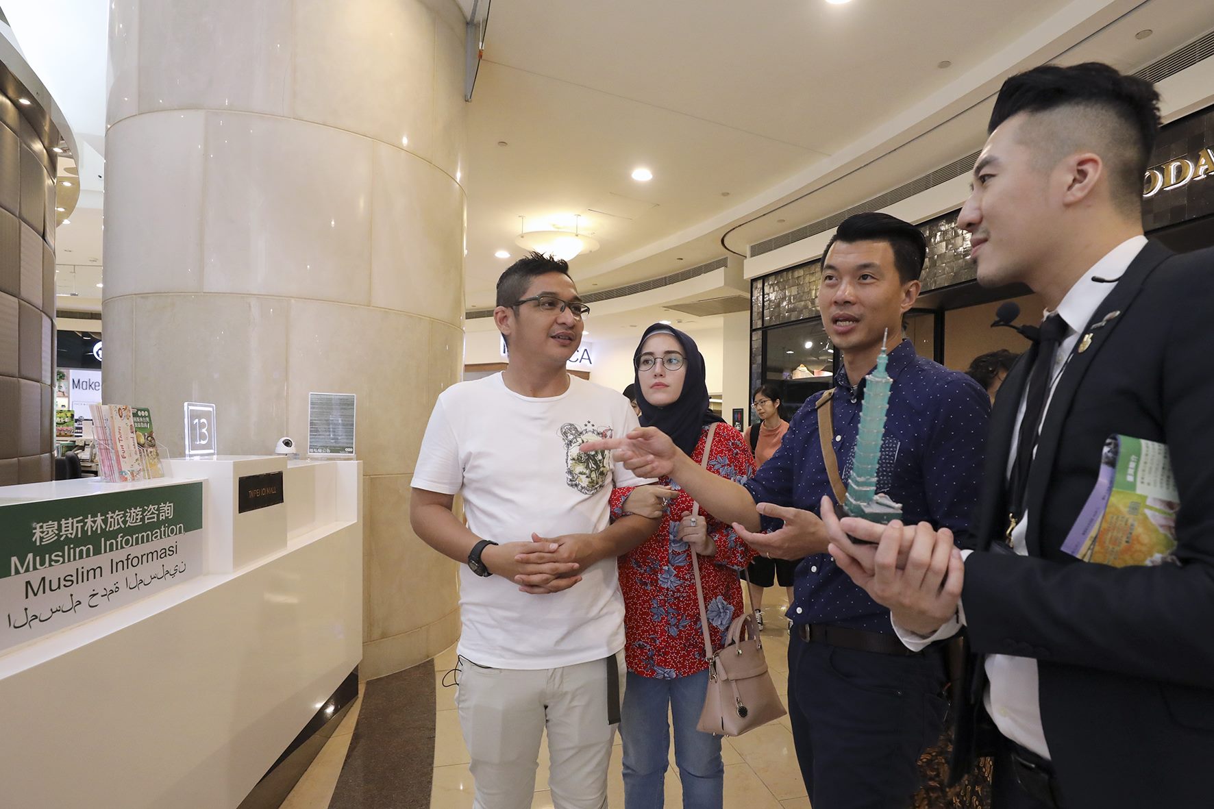 Pasha首次造訪台北101大樓，驚呼穆斯林友善服務櫃臺的貼心。