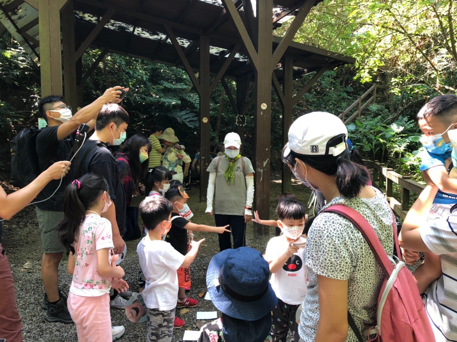 富陽自然生態公園最具特色「富陽三寶」為主題設計，藉由導覽老師的解說與遊戲，讓小朋友親近大自然，感受山林就在我們城市之中。