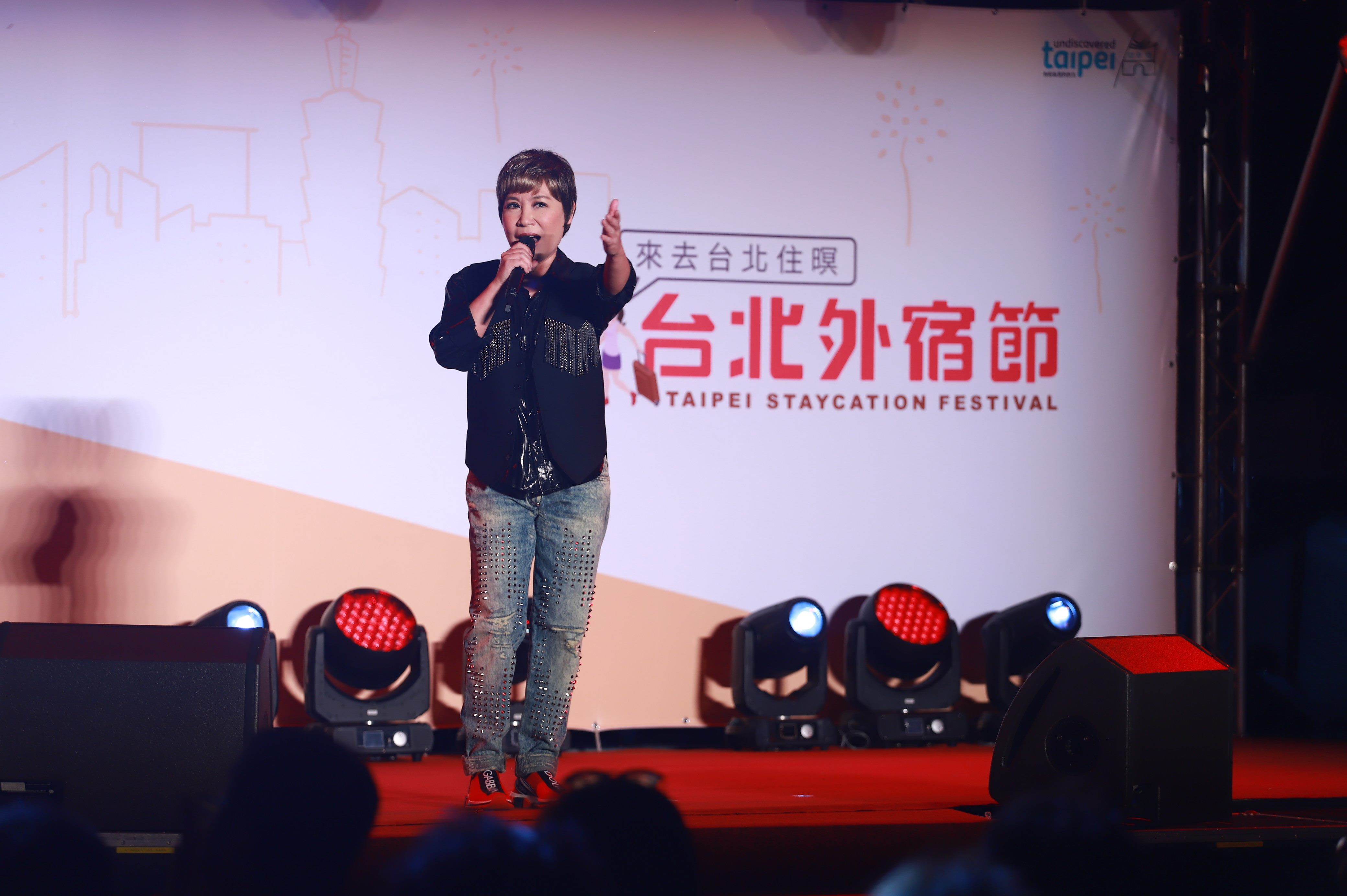 台北外宿節邀請黃小琥熱力開唱，現場觀眾陶醉浪漫氛圍。