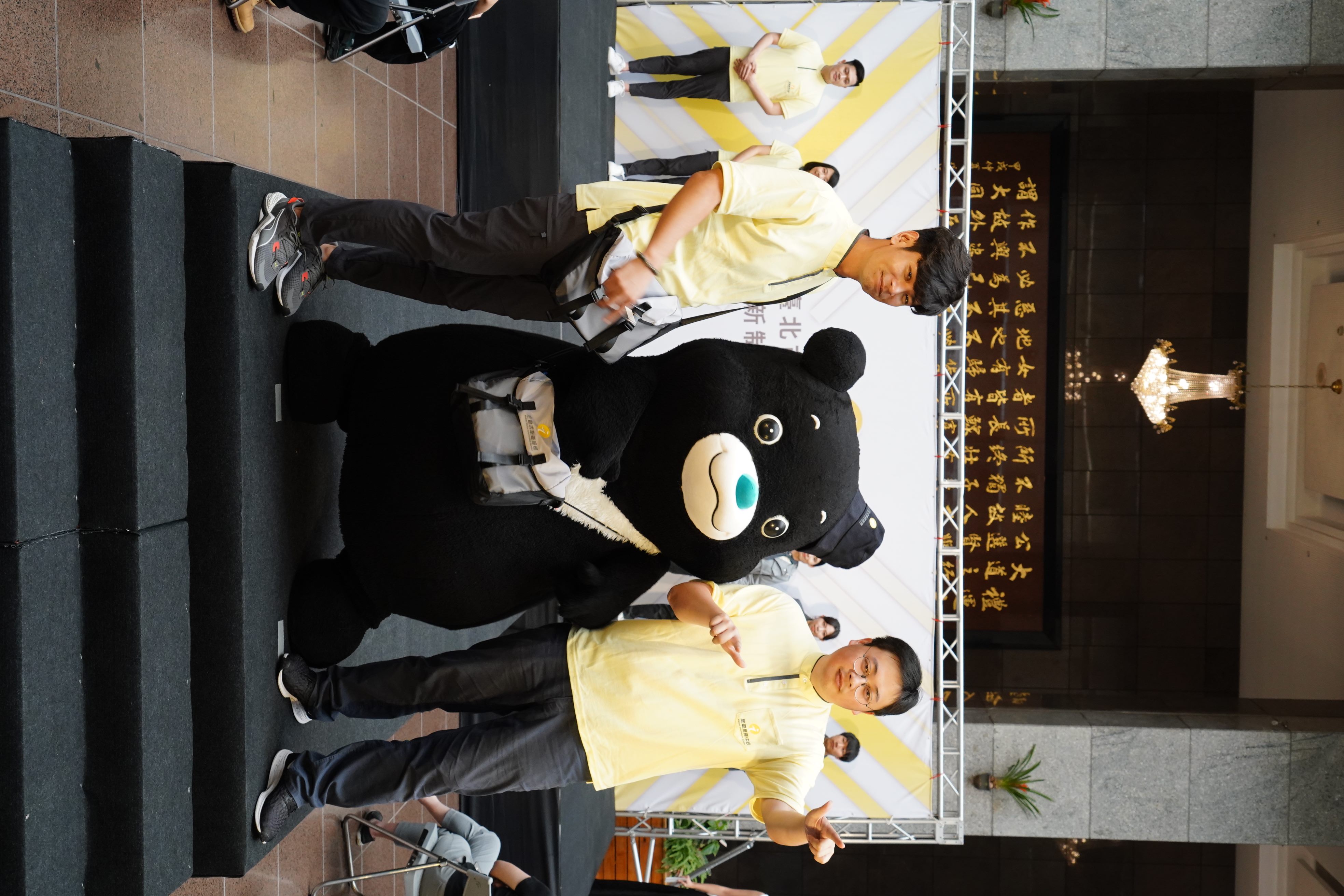 楊子儀與觀傳局長劉奕霆及熊讚穿著新制服亮相