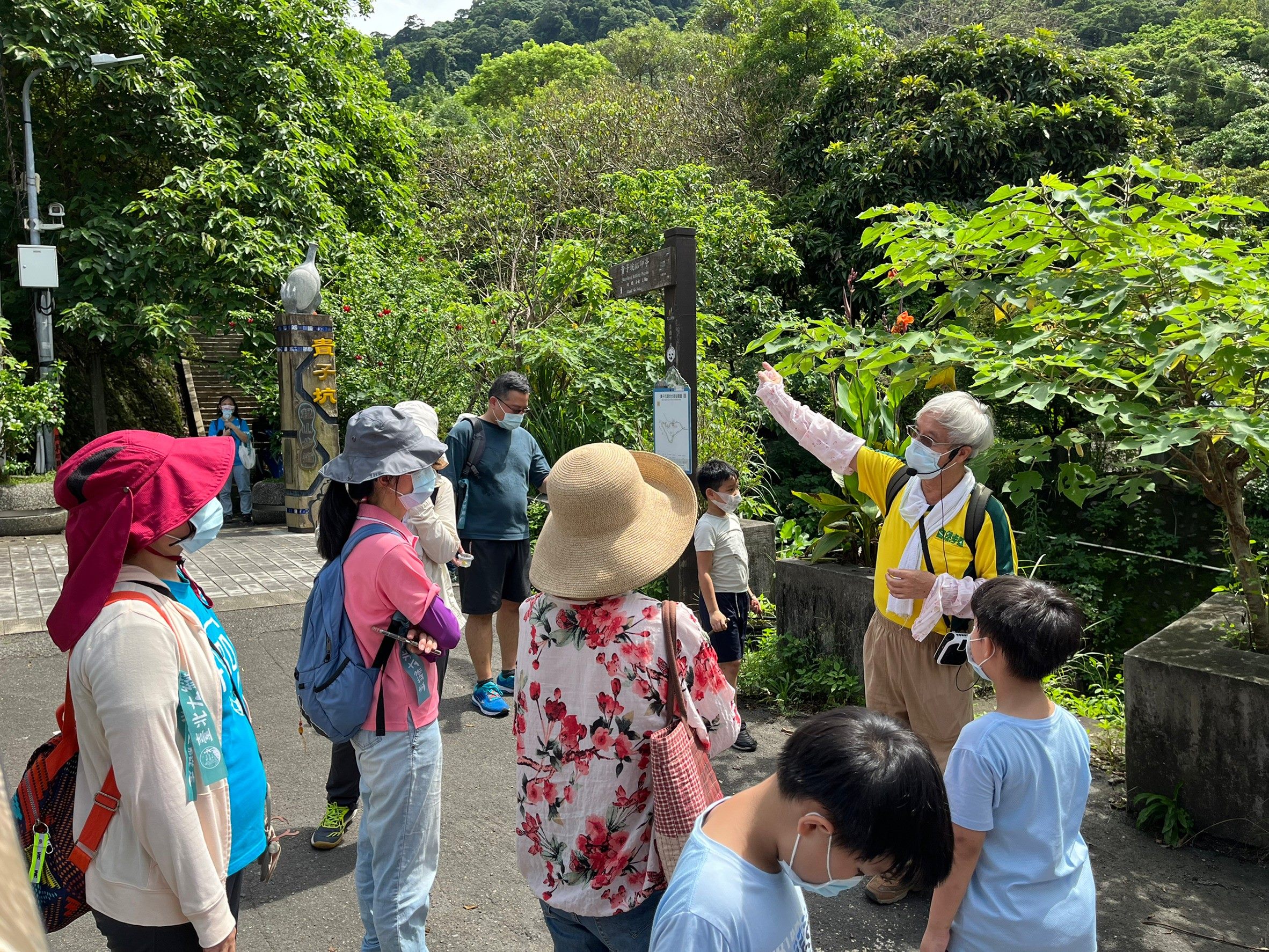 臺北大縱走活動邀請專業導覽老師，為民眾解說貴子坑親山步道的生態及歷史。