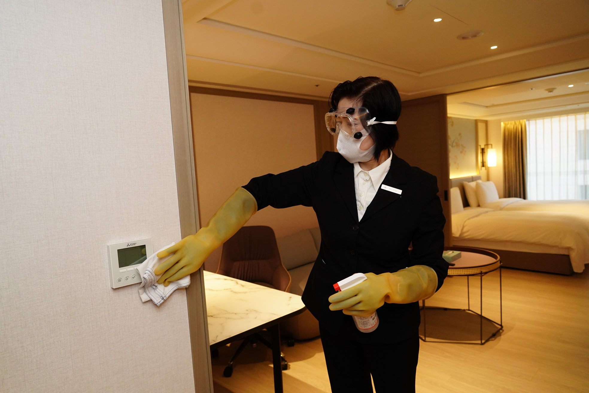 飯店業者依照旅館防疫手冊規定進行消毒。