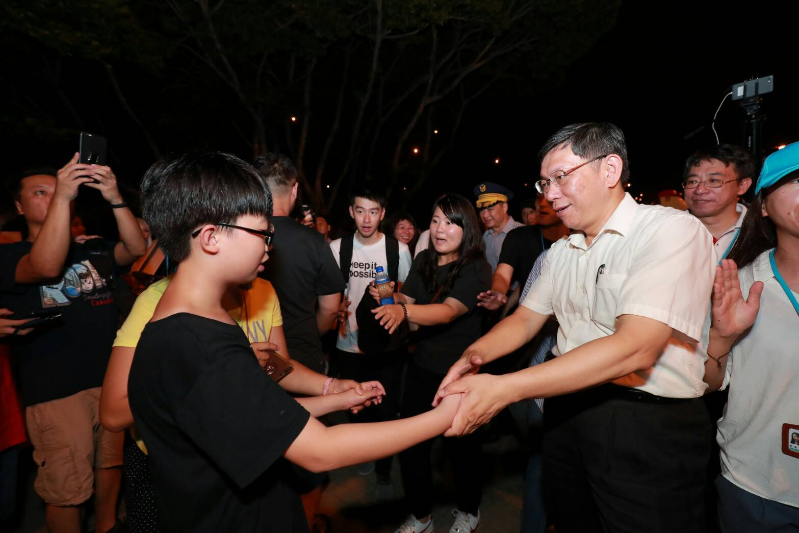 台北市长柯文哲与参与台北河岸音乐季的民众亲切互动。