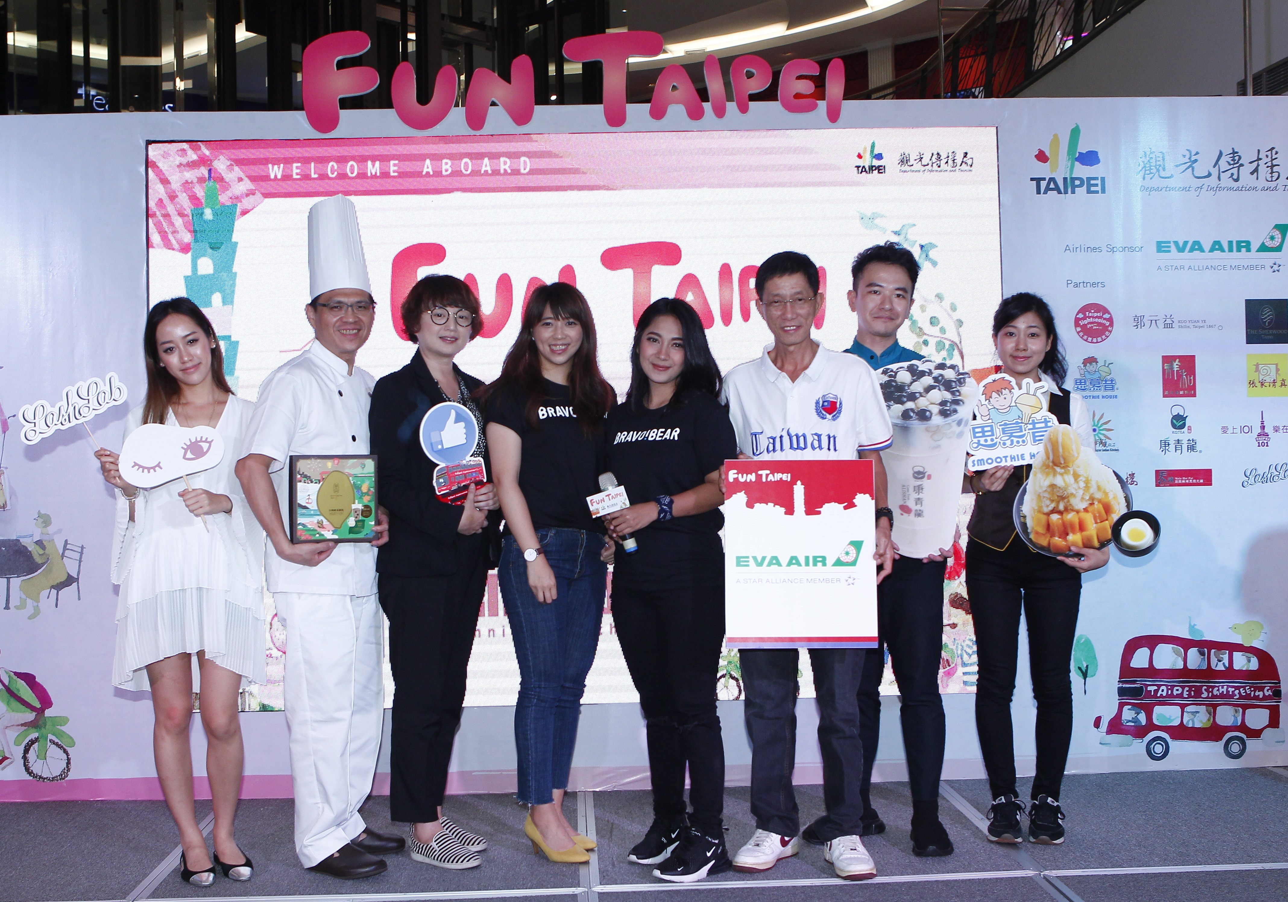 陳思宇與產業代表們向印尼民眾介紹臺北優惠產品，歡迎大家一起FUN_TAIPEI