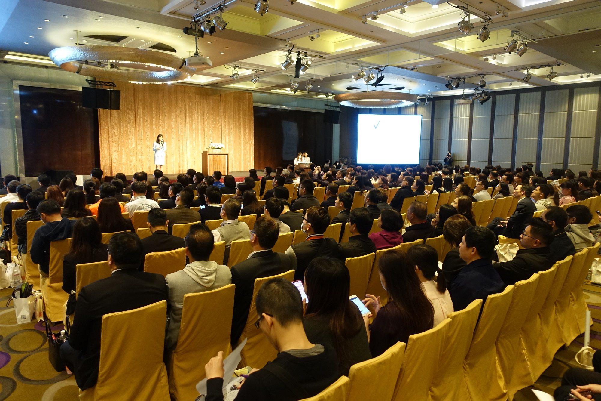 臺北市政府觀光傳播局今日(3月27日)舉辦旅館業界說明會，現場吸引近300位旅館業者參加。