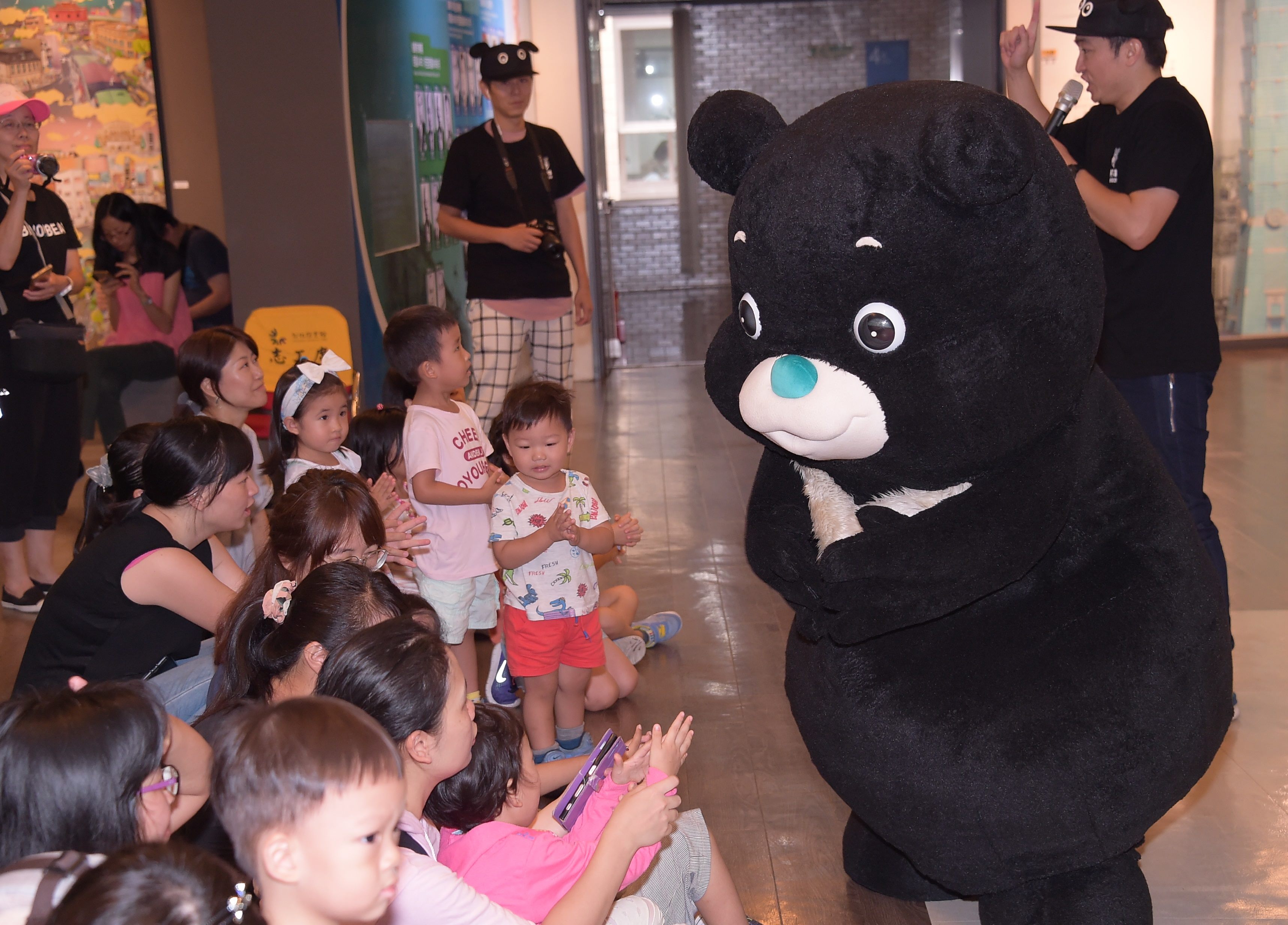 熊讚用活潑有趣的互動方式，教導小朋友預防腸病毒。