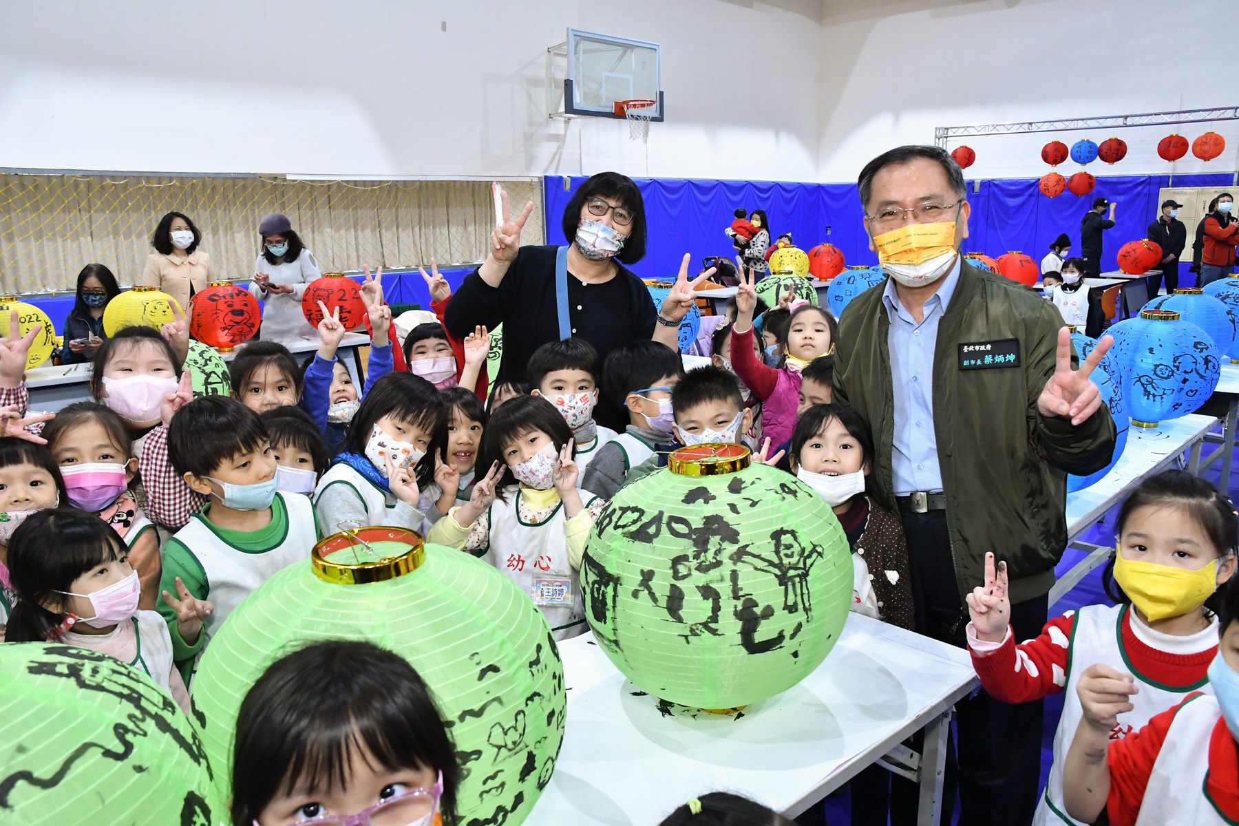 蔡炳坤副市長與現場小朋友手繪燈籠同歡。